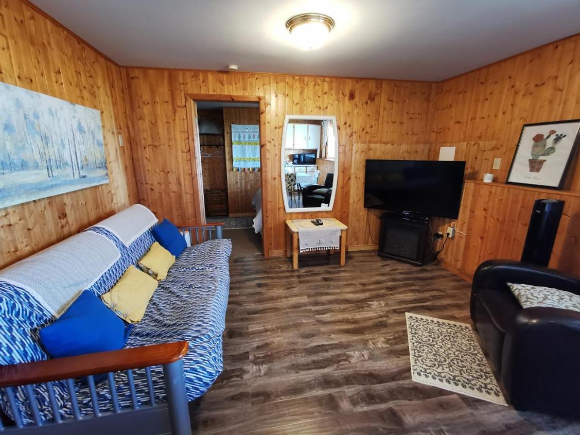 אינגוניש Knotty Pine Cottages, Suites & Motel Rooms מראה חיצוני תמונה