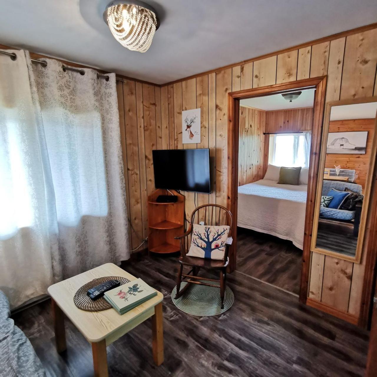 אינגוניש Knotty Pine Cottages, Suites & Motel Rooms חדר תמונה