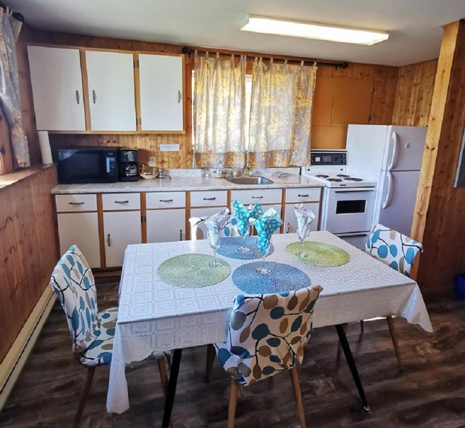 אינגוניש Knotty Pine Cottages, Suites & Motel Rooms מראה חיצוני תמונה