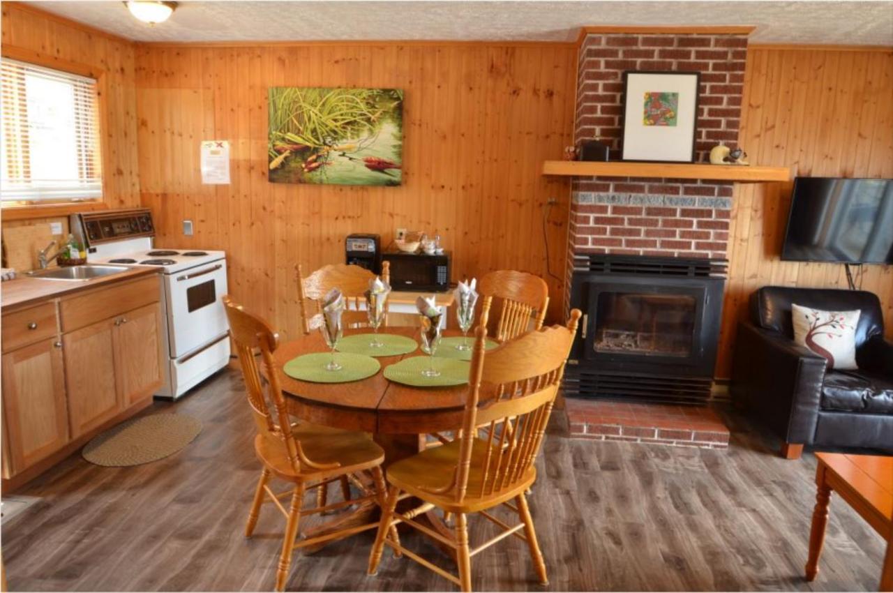 אינגוניש Knotty Pine Cottages, Suites & Motel Rooms מראה חיצוני תמונה