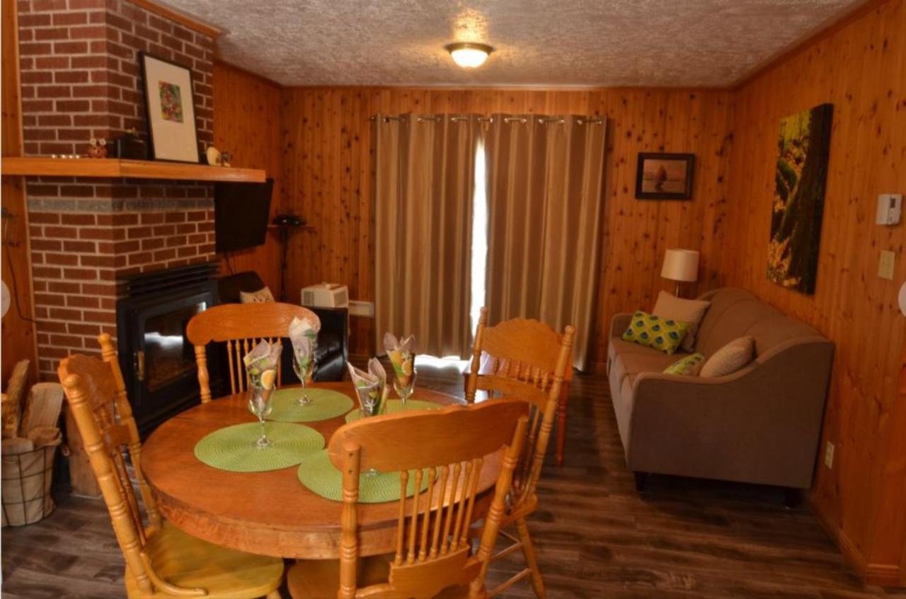 אינגוניש Knotty Pine Cottages, Suites & Motel Rooms מראה חיצוני תמונה
