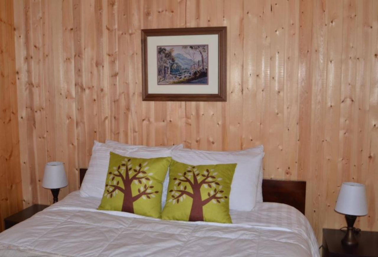 אינגוניש Knotty Pine Cottages, Suites & Motel Rooms מראה חיצוני תמונה